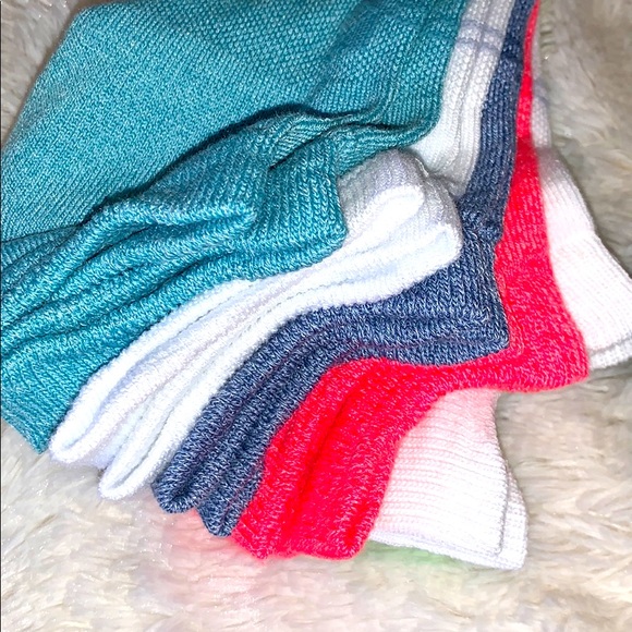 UNDER ARMOUR ESSENTIAL NO SHOWS - Picture 2 of 3